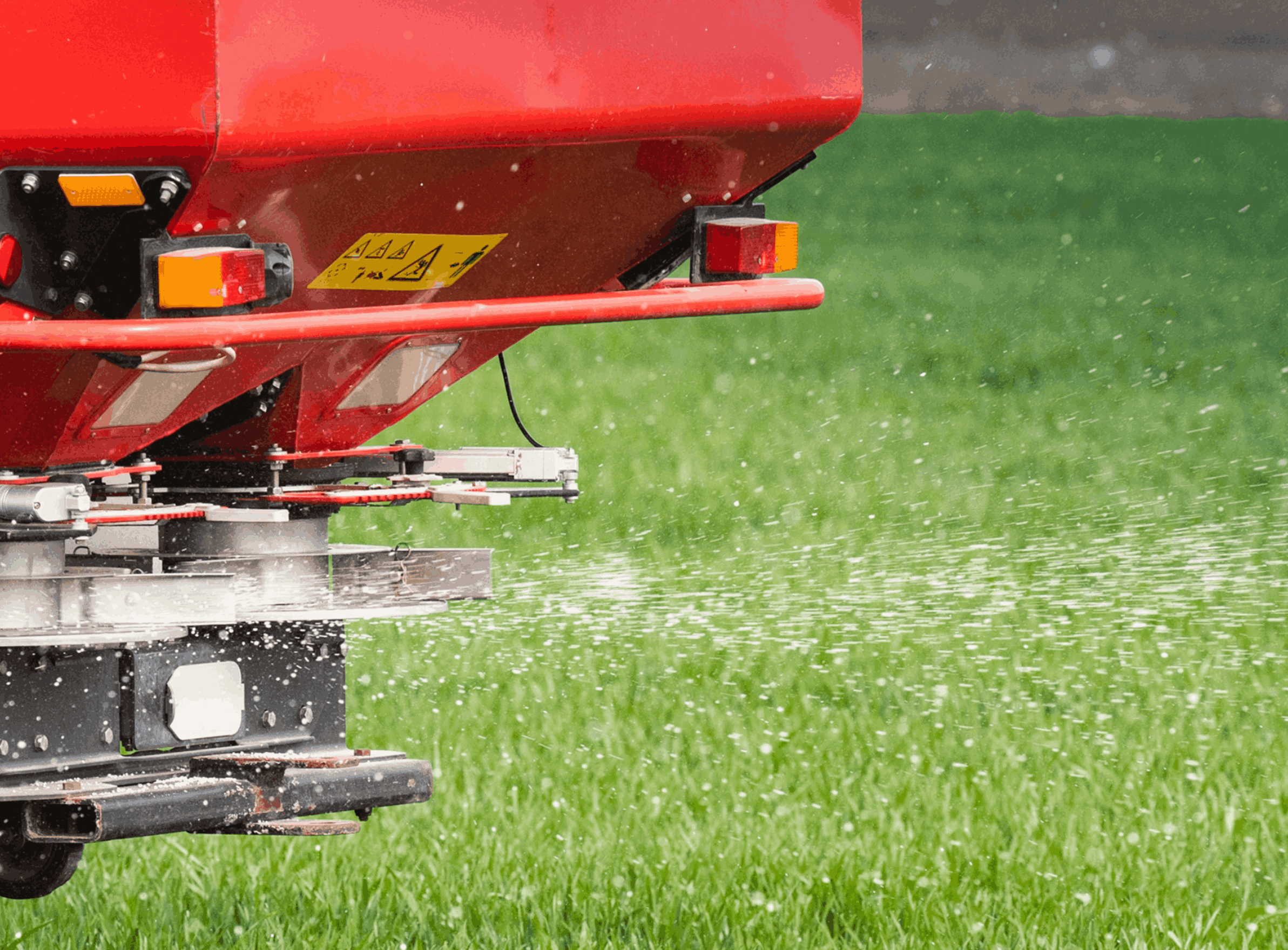 Tractor spreading artificial fertilizers. Transport, agricultural.<br />